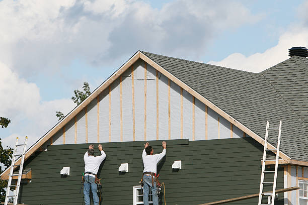 Professional Siding Replacement technician working in Eaton Park, FL